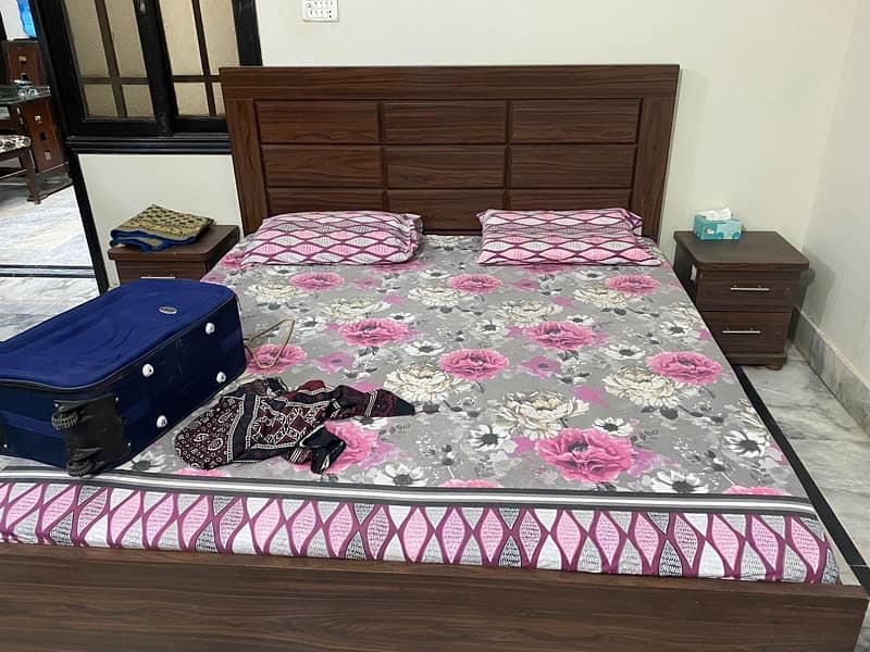 Slightly used King size Bedroom set 0