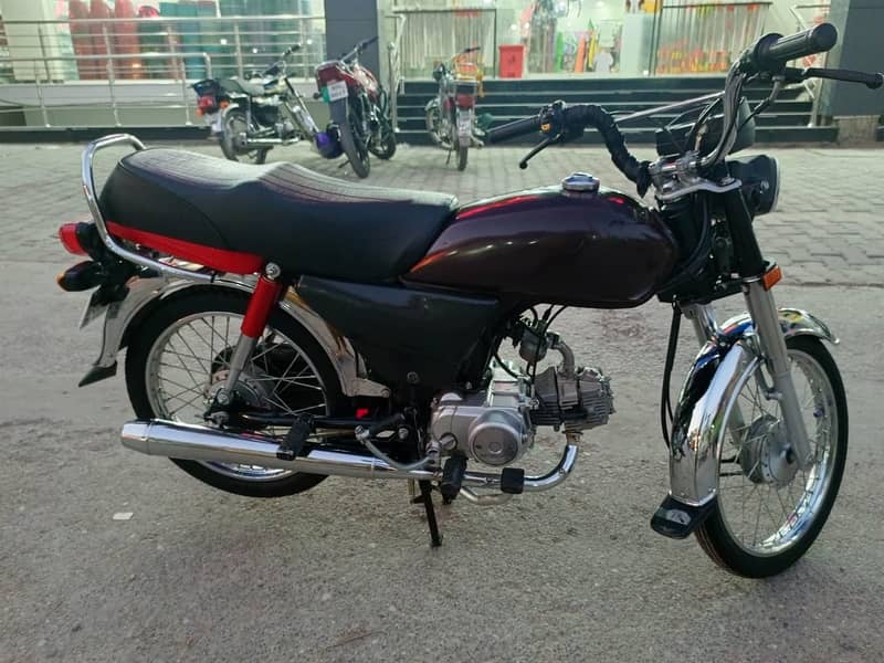 Cd 70 Bike for sale only 10887 km chala ha 2r 1