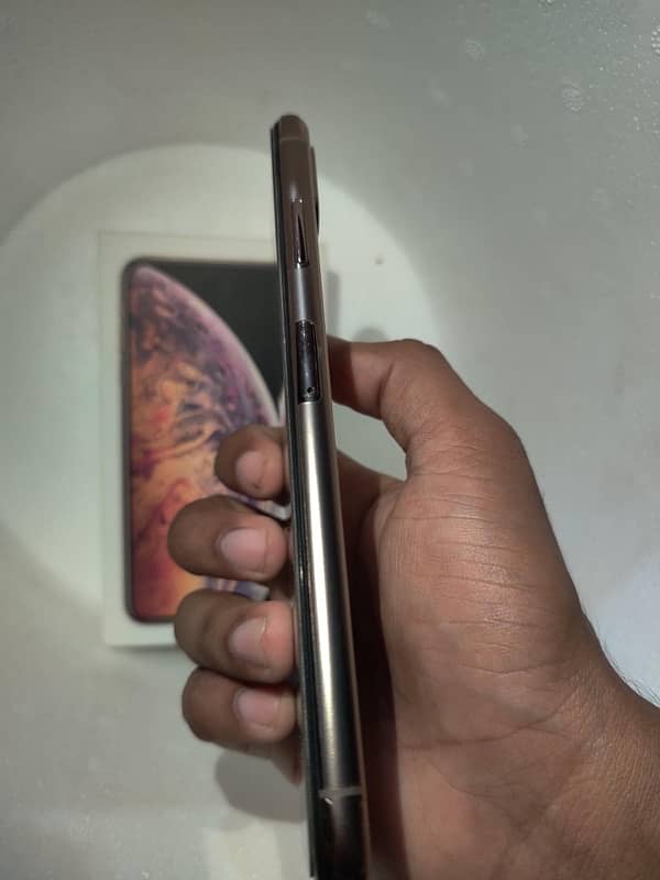 I phone Xs max with Box 4