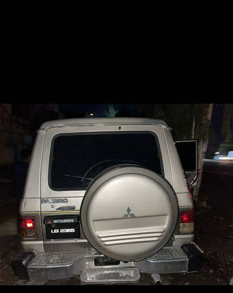 Mitsubishi Pajero 1989 3