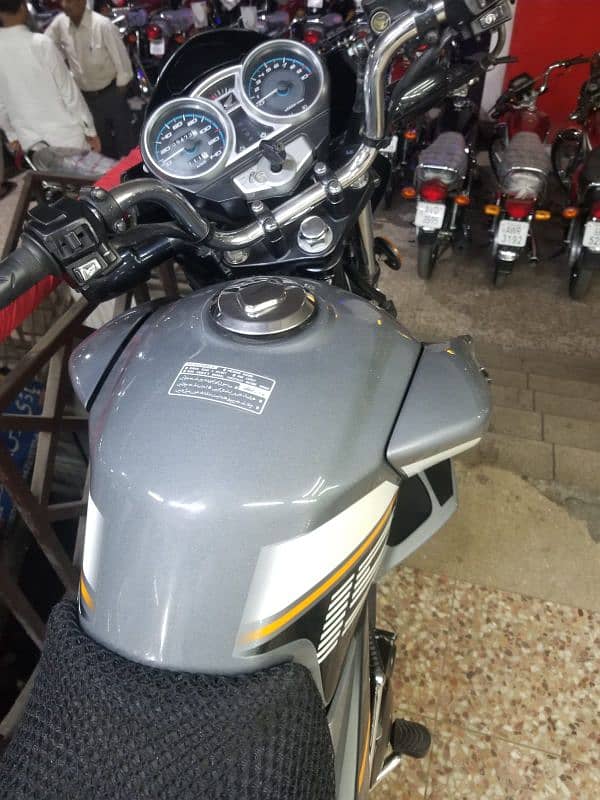 honda cb 150.2022 modal. original engine. complete papers. silver colr 2