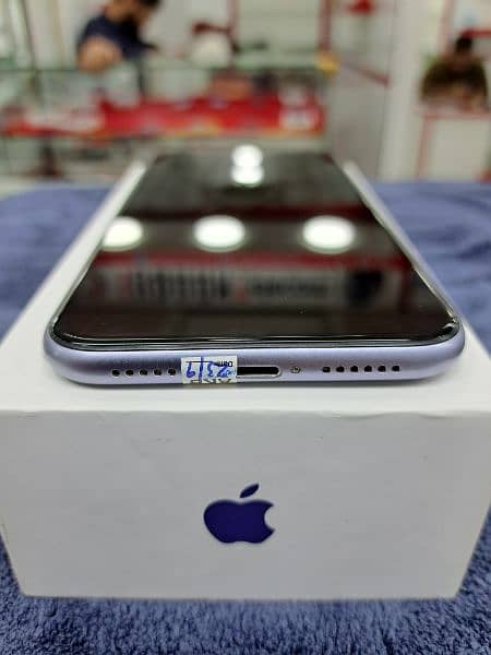 Iphone 11 / 64GB / Official PTA Approved 4