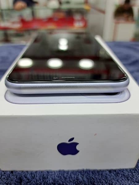 Iphone 11 / 64GB / Official PTA Approved 5