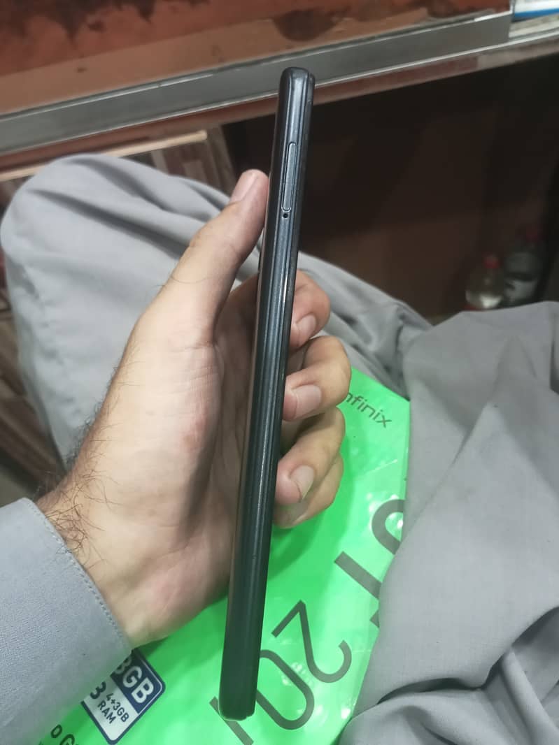 I'm Selling Infinix hot 20i 4+3gb ram 128gb memory with box. 4