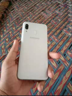 samsung A30.4 ram. 64 memory. need cash