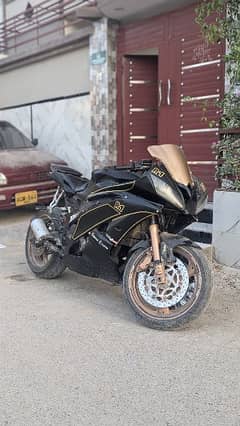 Yamaha Yzf-R1 (1000CC)