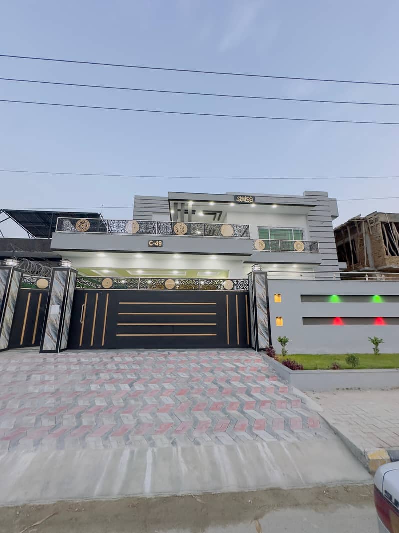 1 Kanal Luxurious House Available for Sale 0