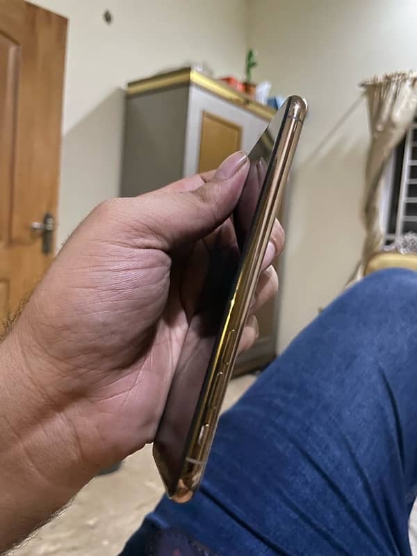 i phone XS Gold PTA Approved 2