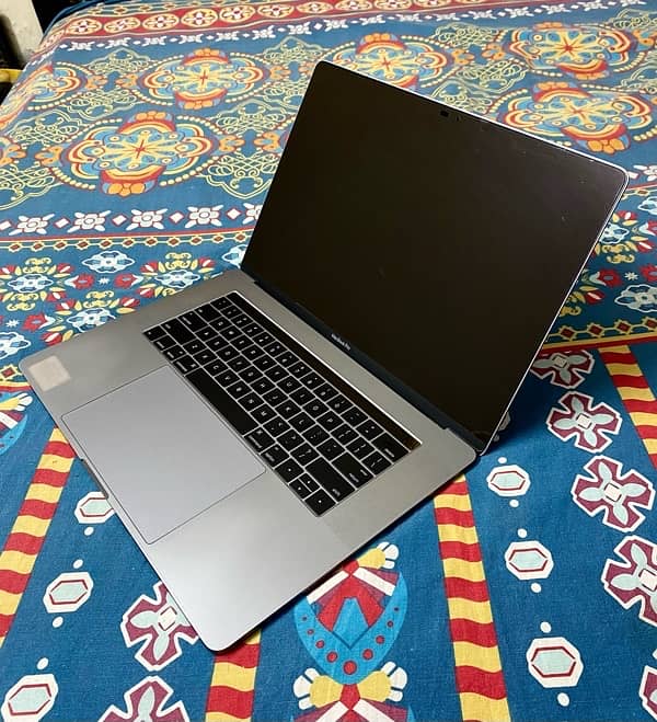 MacBook Pro 2016 - Core i7 2.9ghz 15.4inch 16GB RAM, 1TB SSD, TouchBar 1