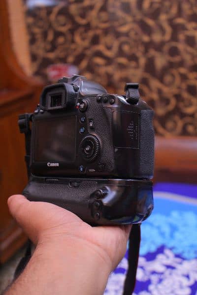 Canon 6D fullframe body with battery grip 1