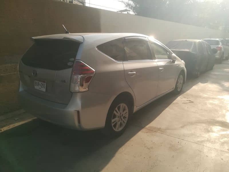 Toyota Prius Alpha 2017 3