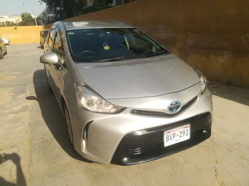 Toyota Prius Alpha 2017 10