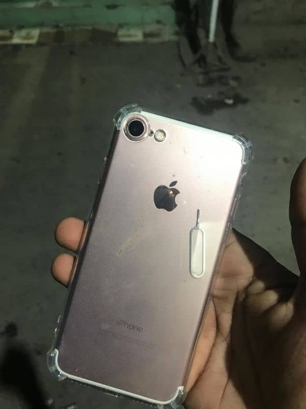 iphone 7 pta 128 gb ha all ok total geniun ha 3 utool report ki 1