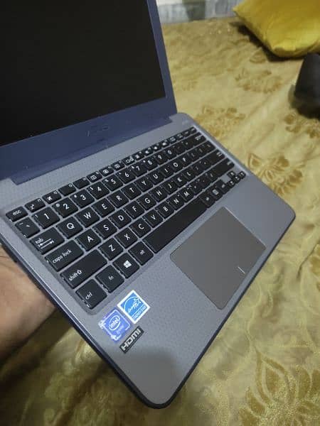 ASUS Vivobook laptop 1