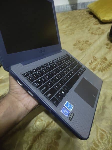 ASUS Vivobook laptop 2