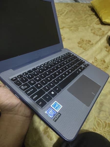 ASUS Vivobook laptop 3