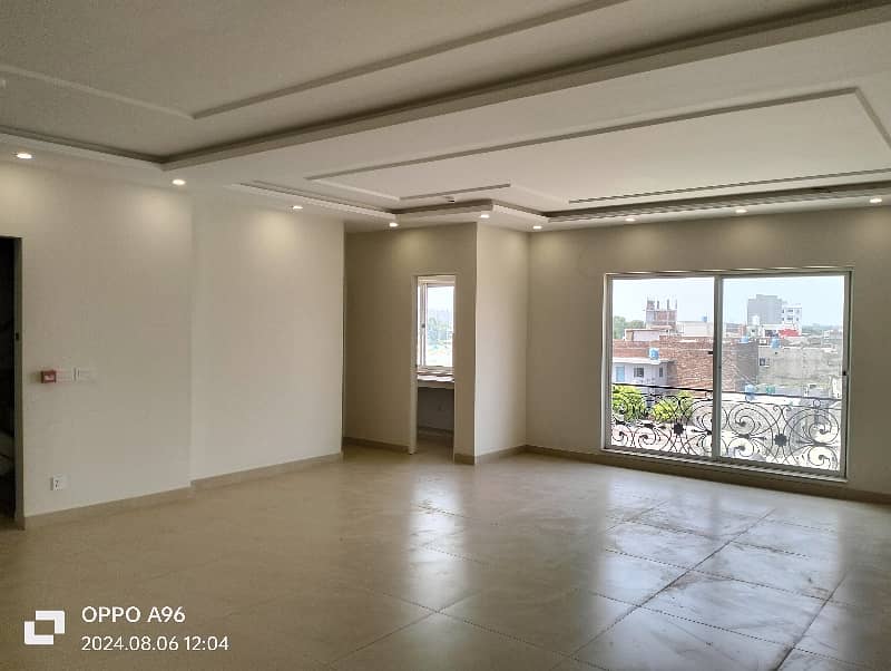 04 MARLA OFFICE 4TH FLOOR WITH ELEVATOR BRAND NEW PLAZA 18