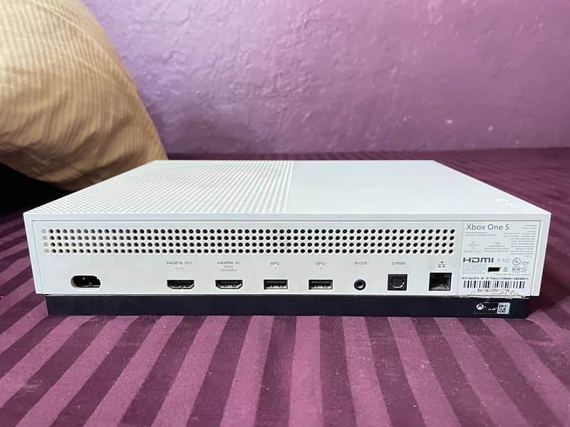 Xbox one S - 1TB With series S controller 2