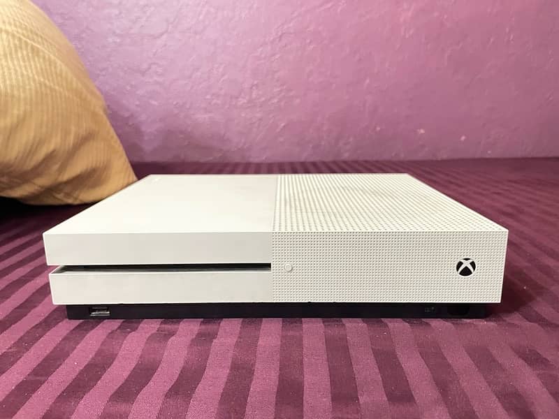 Xbox one S - 1TB With series S controller 5