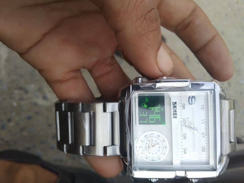 smart watch in gud condition ,,,box available,,, 0