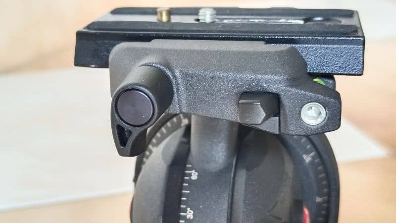 Manfrotto MH055M8-Q5 Photo-Movie Fluid Tripod Head with Q5 QR Plate 3