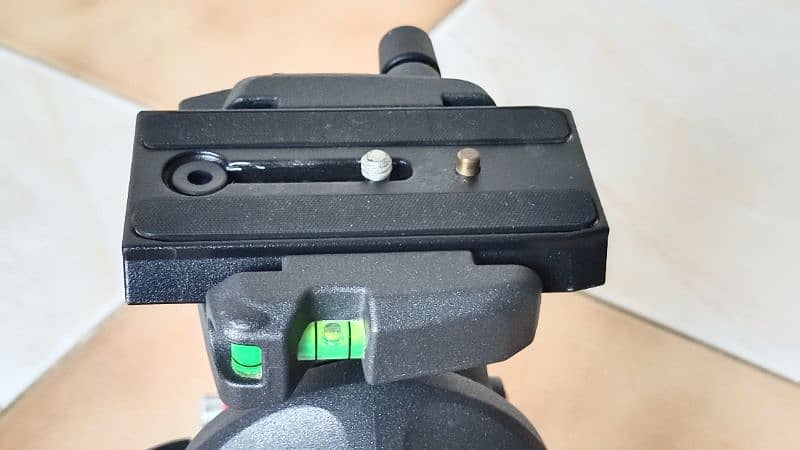 Manfrotto MH055M8-Q5 Photo-Movie Fluid Tripod Head with Q5 QR Plate 7