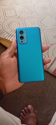 oneplus 9 8/128 just a dot in display