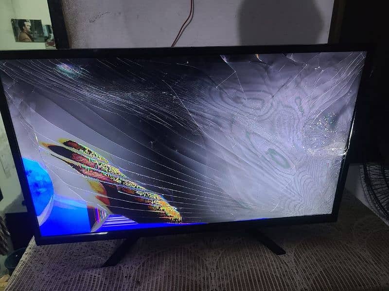 Original Haier Led 32 inches pennal damage 3