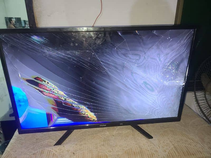 Original Haier Led 32 inches pennal damage 4