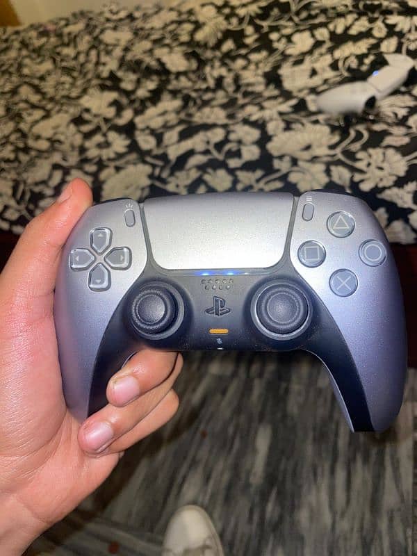 ps5 original controller 10/10 with box 1