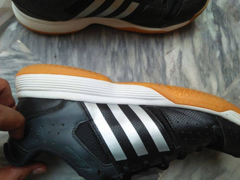 adidas badminton shoes size 8.5 uk. . . euro 42.5 7