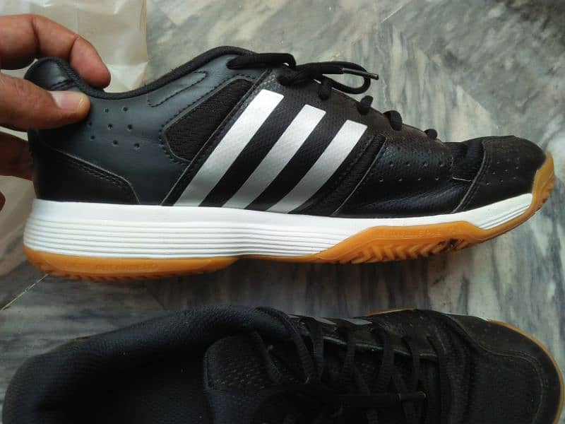 adidas badminton shoes size 8.5 uk. . . euro 42.5 9