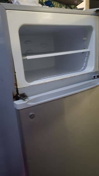 Medium size fridge sale Urgent 4