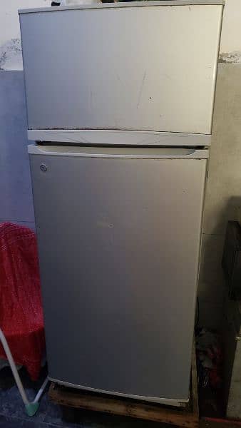 Medium size fridge sale Urgent 8