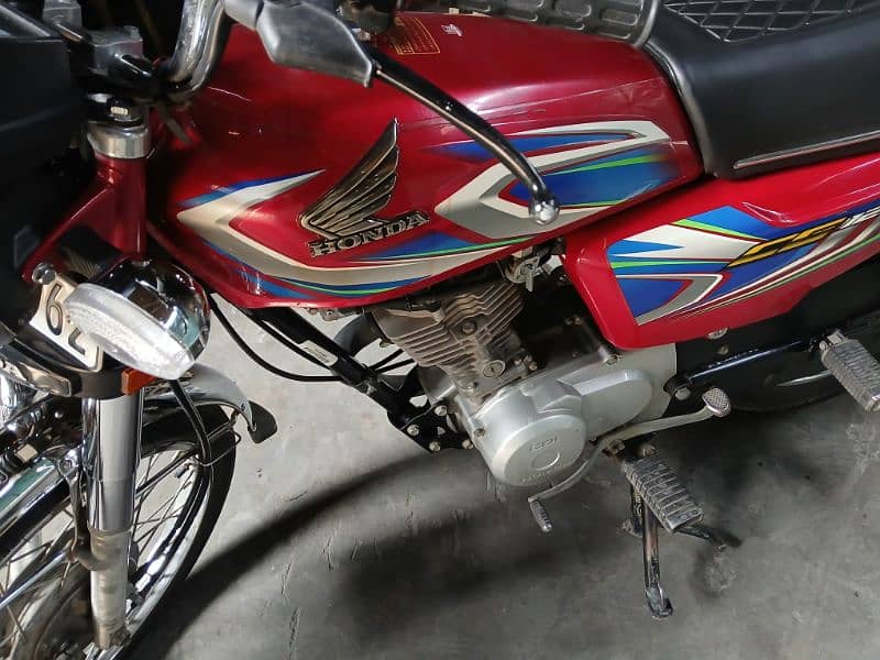 Red Honda 125 condition 9/10 4