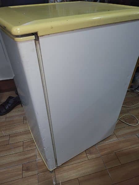 Room refrigerator or mini fridge 2