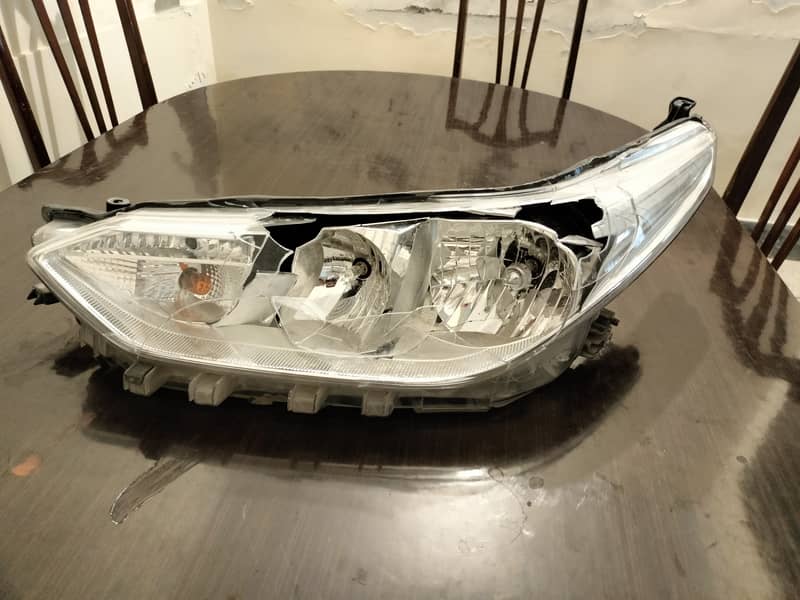 Toyata Yaris Ativ X headlight 0