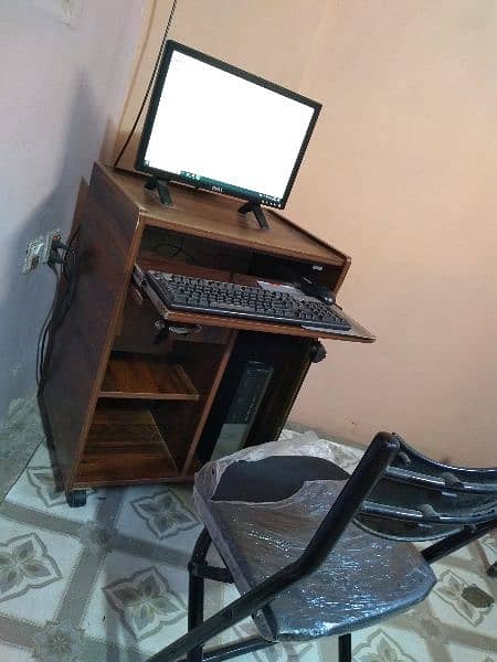 Dell Computer Complete set along with trawli and foldable chair. 1