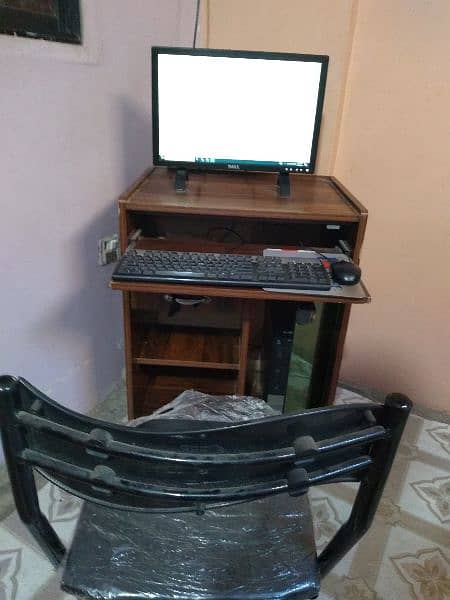 Dell Computer Complete set along with trawli and foldable chair. 8