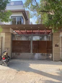 *TOWN HOUSE FOR SALE AT PRIME LOCATION OF PECHS BLOCK 6 NEAR MEDALLION BANQUET SHAHRA E FAISAL*