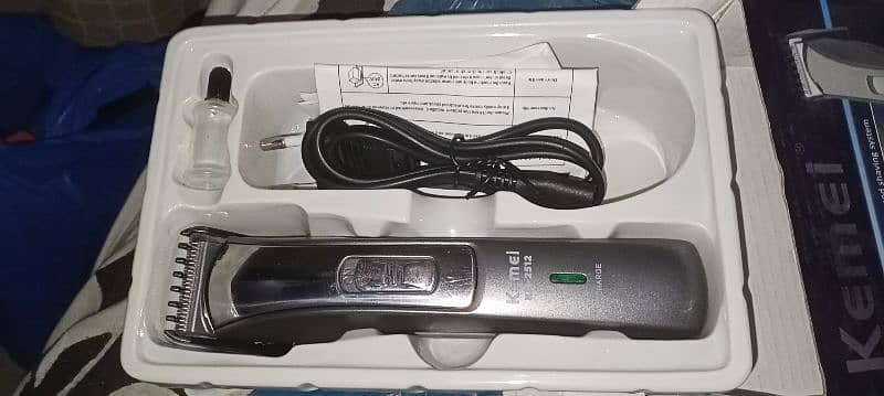 KEMEI Chargeable Trimmer/Shaving Machine 3