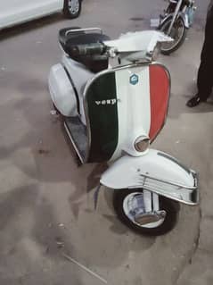 A Vespa Super 150