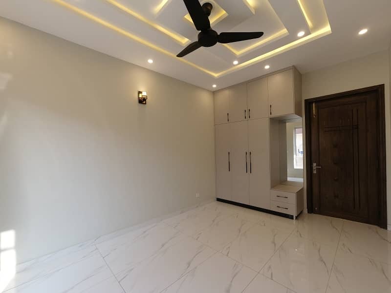 ONE KANAL USED HOUSE FULLY RENOVATED FOR SALE IN PRIME LOCATION OF BAHRIA TOWN 6