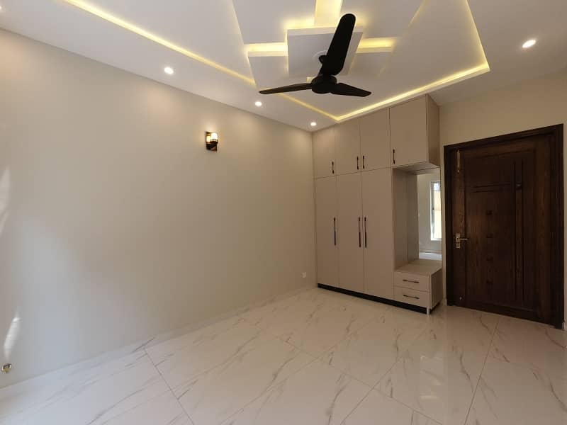 ONE KANAL USED HOUSE FULLY RENOVATED FOR SALE IN PRIME LOCATION OF BAHRIA TOWN 18