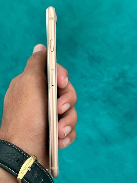 iphone 8 plus golden colour 64GB condition 9/10 haelth 100% 1