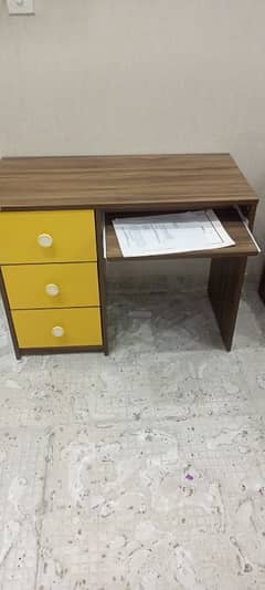 Inter wood study table Condition 10/10. . 03024404994 Rbta Kry es number