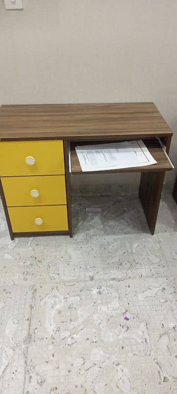 Inter wood study table Condition 10/10. . 03024404994 Rbta Kry es number 0