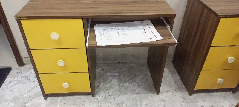 Inter wood study table Condition 10/10. . 03024404994 Rbta Kry es number 1