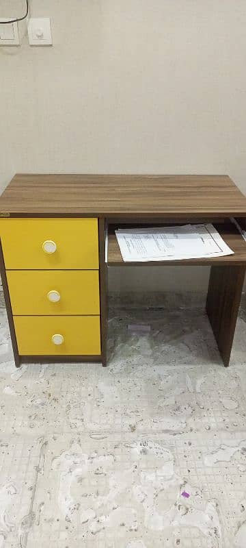 Inter wood study table Condition 10/10. . 03024404994 Rbta Kry es number 3