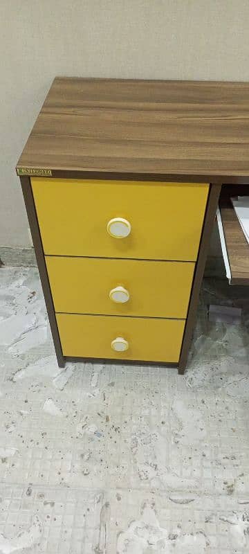 Inter wood study table Condition 10/10. . 03024404994 Rbta Kry es number 5